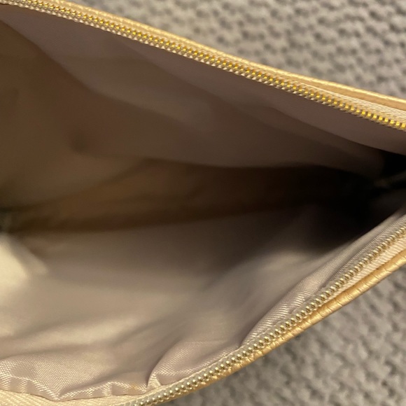 ✨FREE W/ PURCHASE✨ Mario Badescu Gold Makeup Bag - Picture 3 of 3